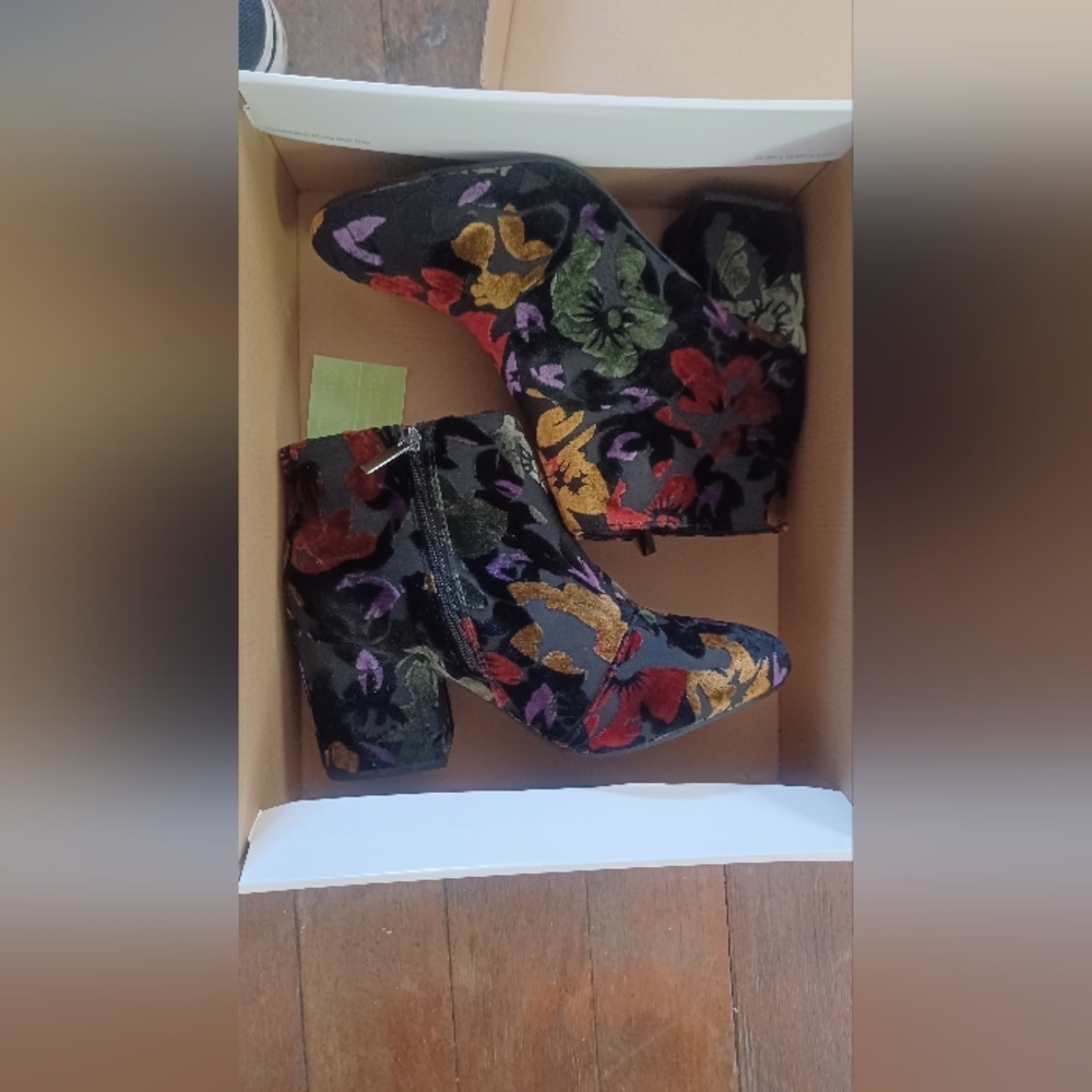 NWOT Cloudwalker Burnout Velvet Floral Booties